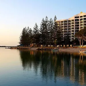 ramada-golden-beach-resort.queenslandhotels.net/